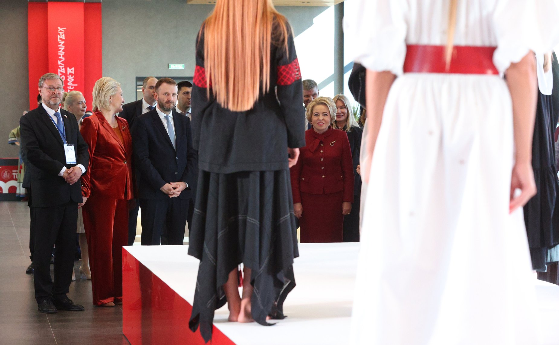 Валентина Матвиенко посетила Софийский собор и осмотрела выставку брендов «Новгородский торг»