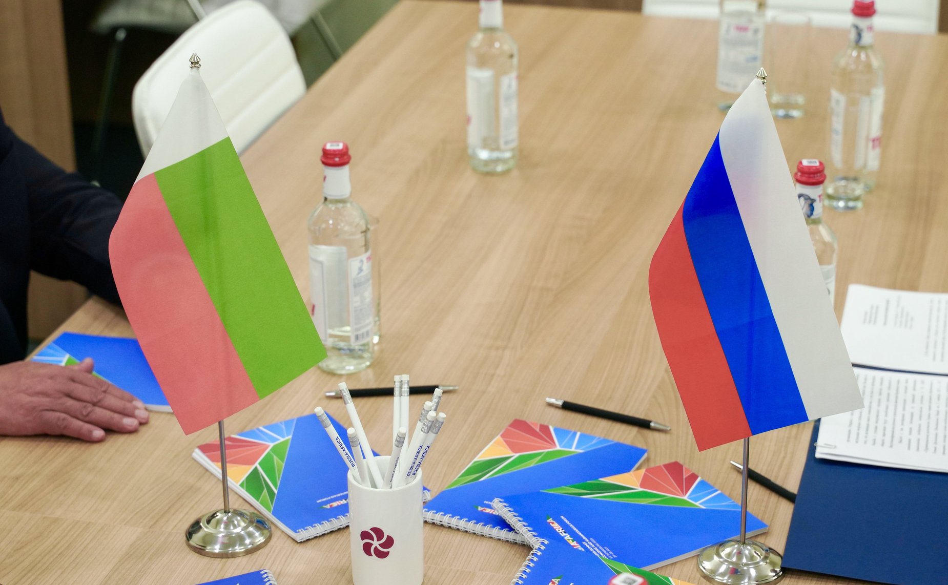 Заместитель Председателя СФ Константин Косачев провел встречу с Председателем Сената Республики Мадагаскар Херимананой Разафимахефой