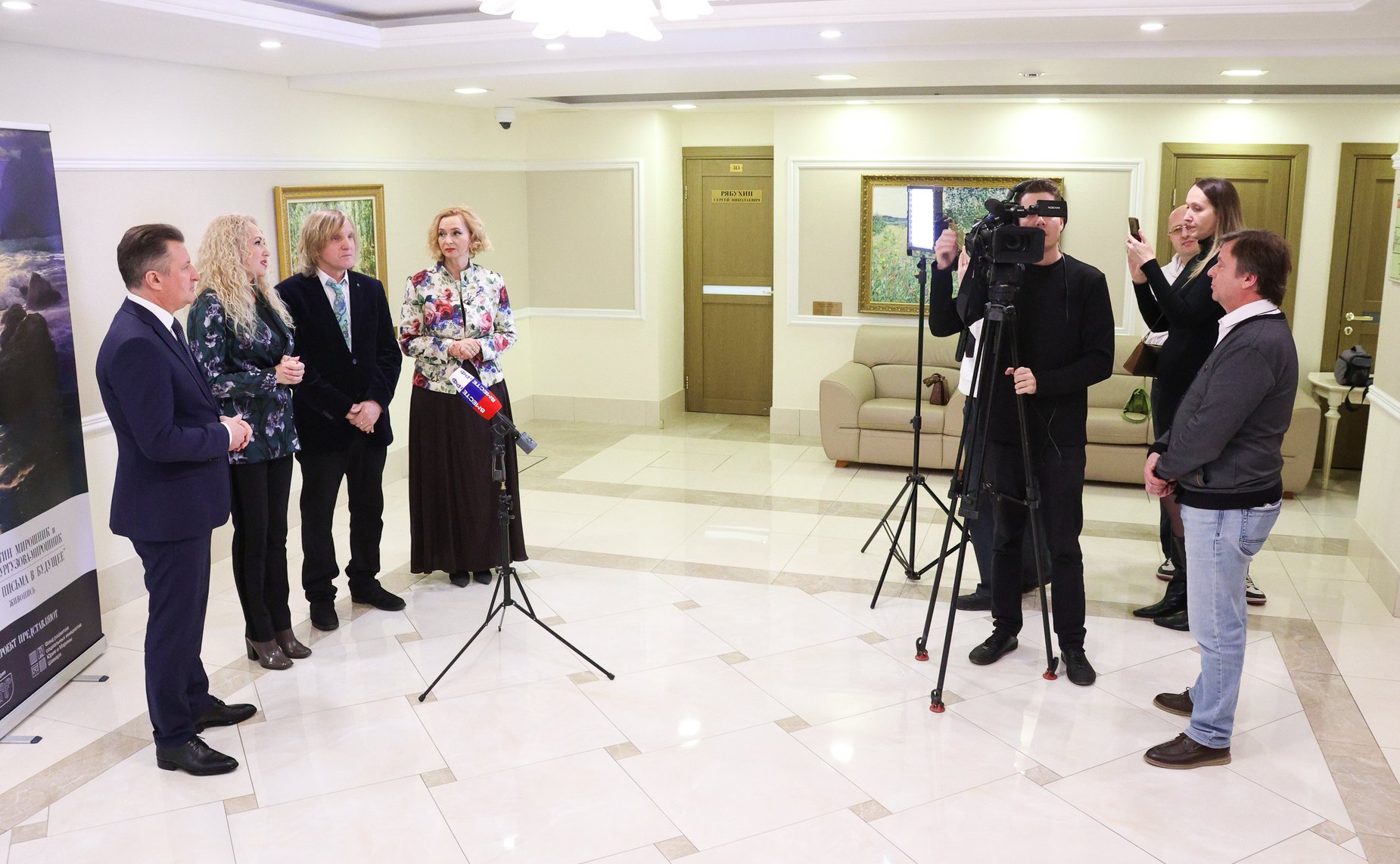 В Совете Федерации состоялось открытие выставки произведений живописи «Цветные письма в будущее»