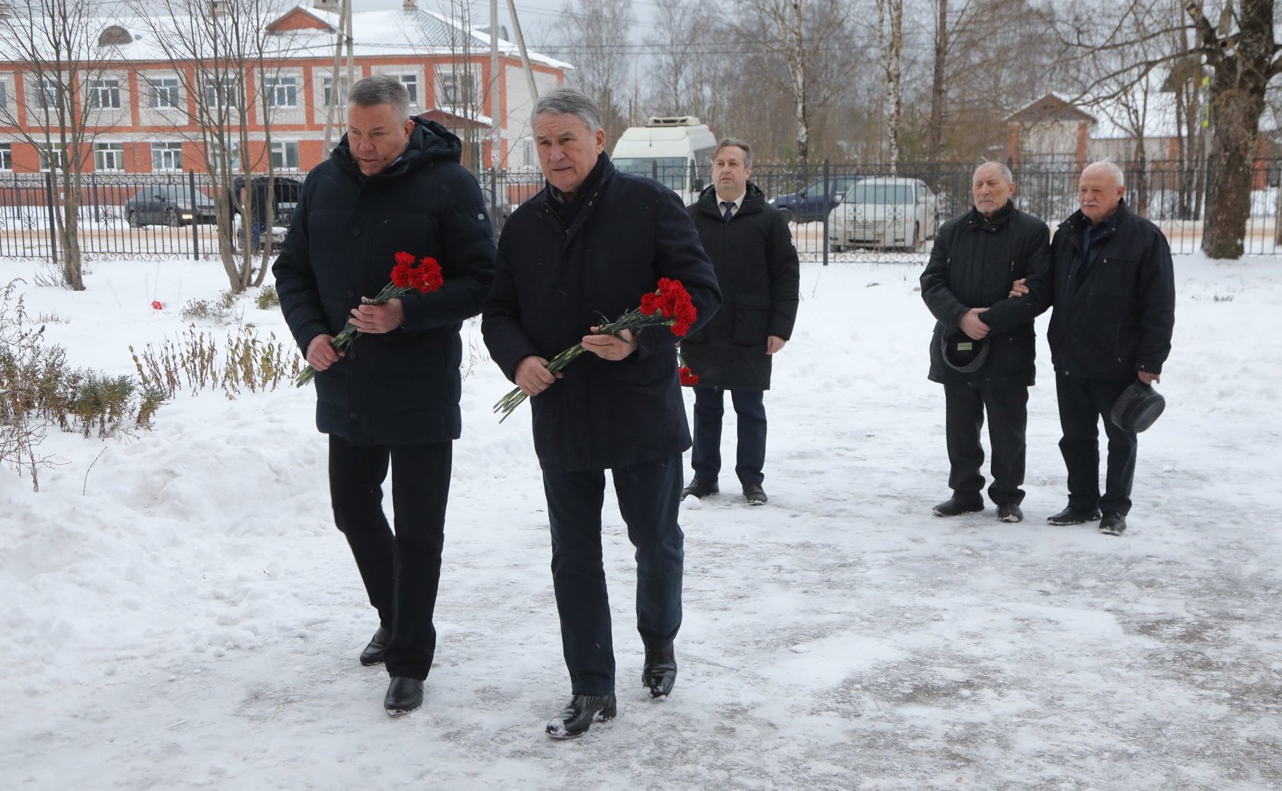 Заместитель Председателя Совета Федерации, Герой России Юрий Воробьев и губернатор Вологодской области Олег Кувшинников почтили память вологжан — героически погибших при исполнении воинского долга в ходе специальной военной операции