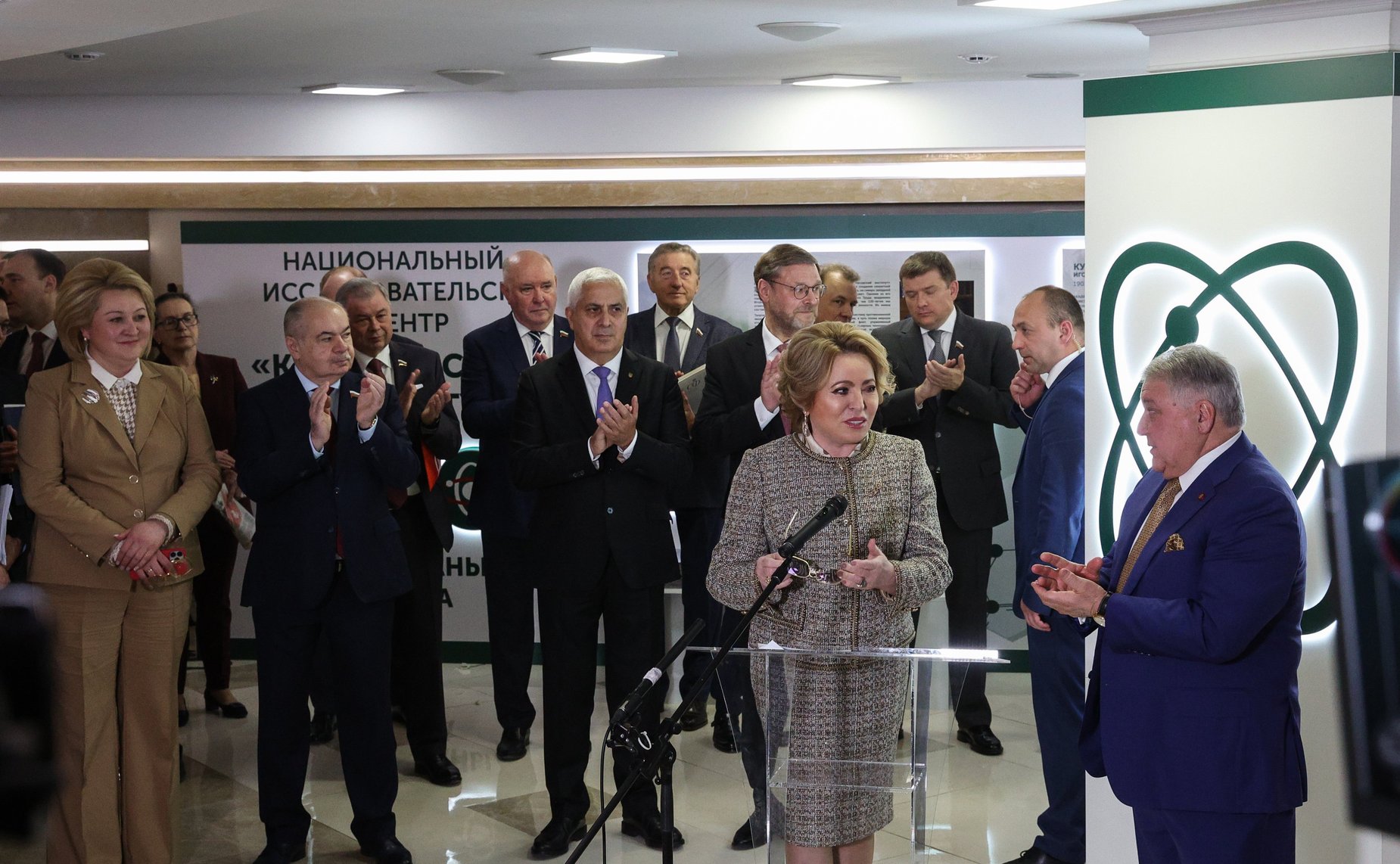 Валентина Матвиенко и президент НИЦ «Курчатовский институт» Михаил Ковальчук открыли выставку «Курчатовский институт – 80 лет для страны и мира»