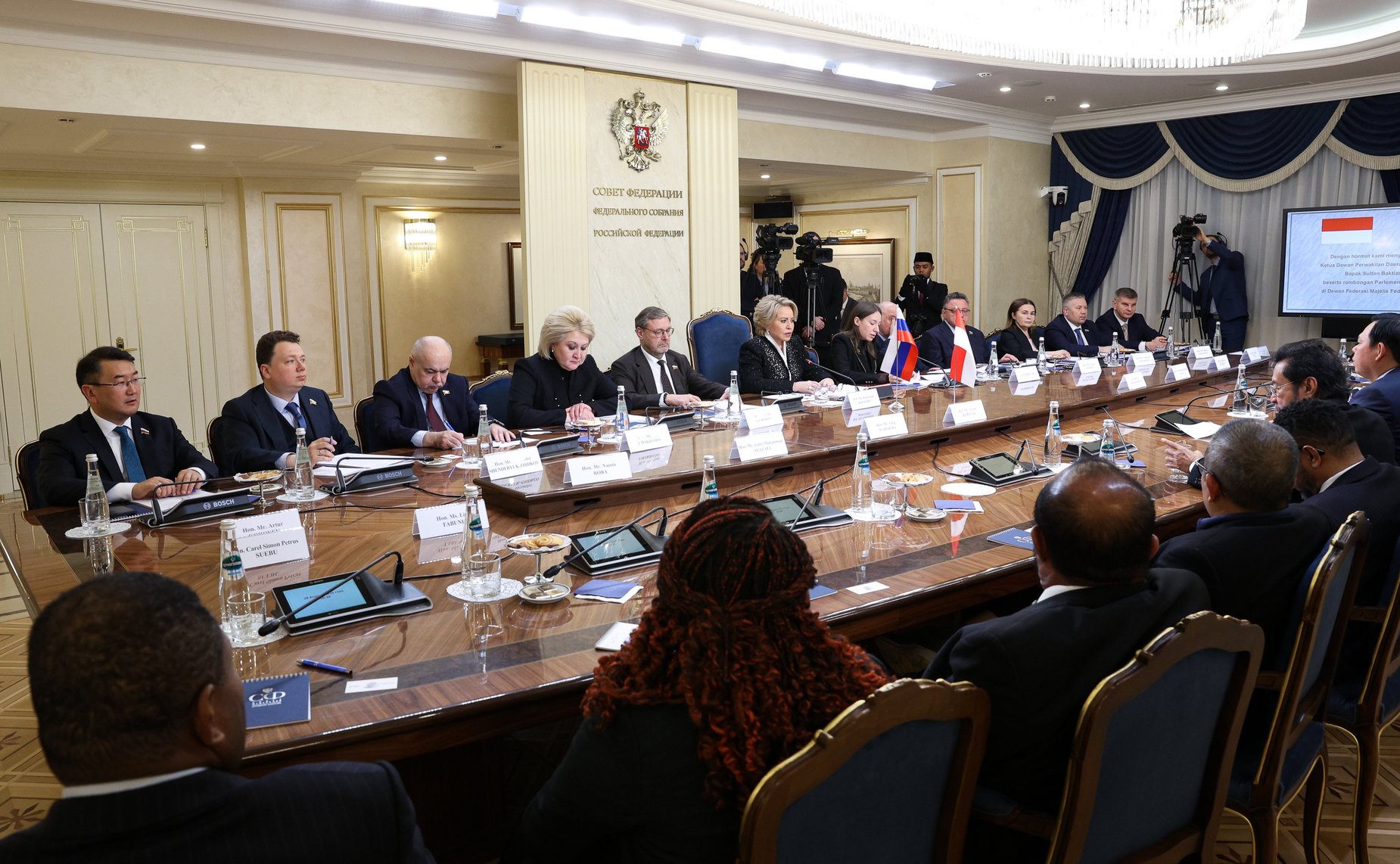 Валентина Матвиенко провела встречу с Председателем Совета представителей регионов Республики Индонезии Султаном Бактиаром Наджамундином
