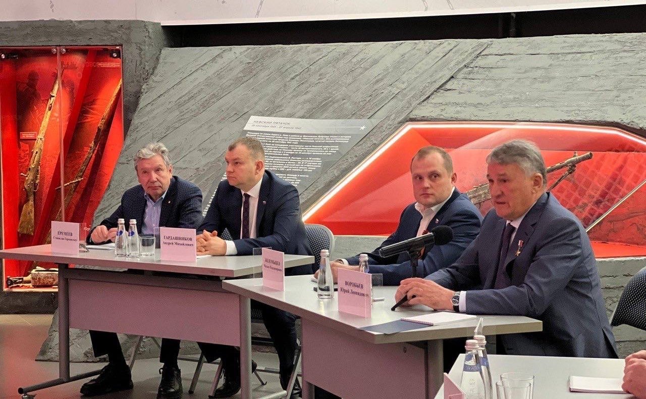 Заместитель Председателя СФ Юрий Воробьев провел заседание Дискуссионного клуба молодежных парламентов Ленинградской и Вологодской областей
