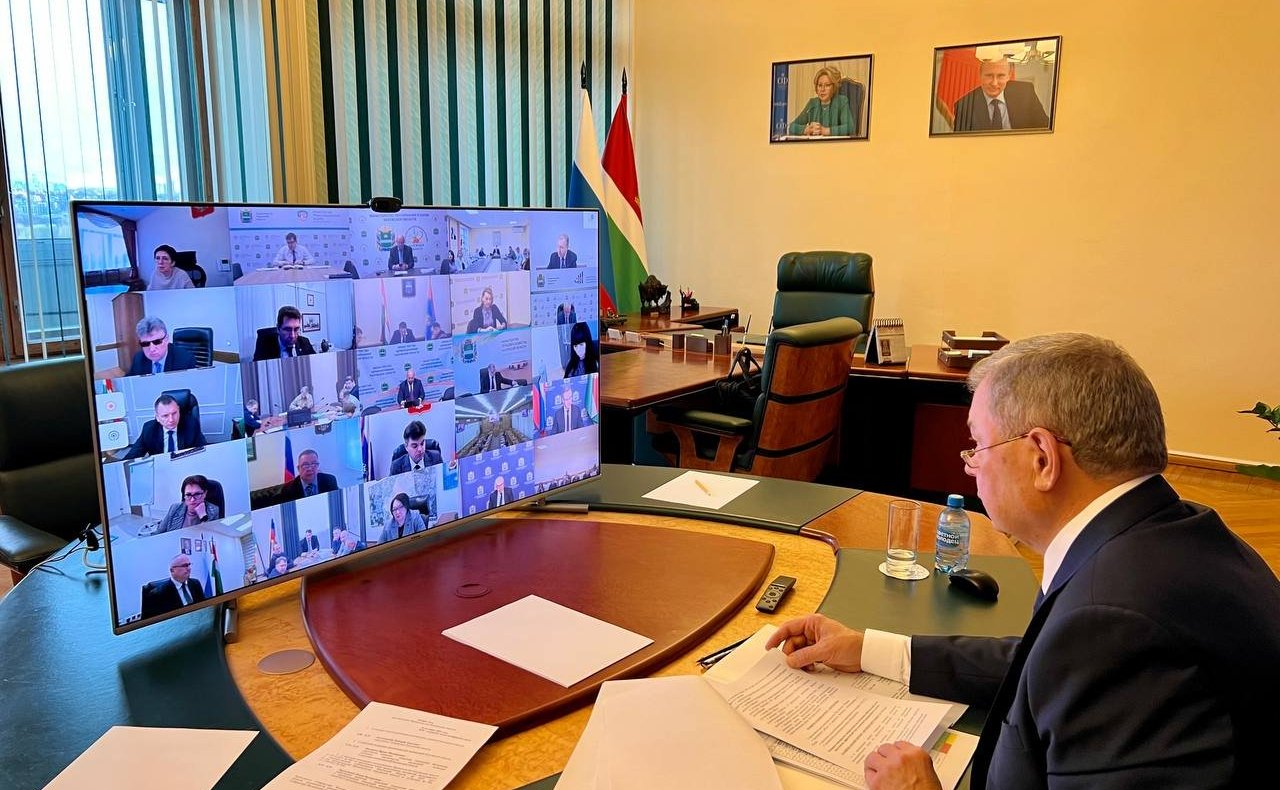 Анатолий Артамонов посетил завод «Калугаприбор», провел встречи с руководством ТПП Калужской области и волонтерами