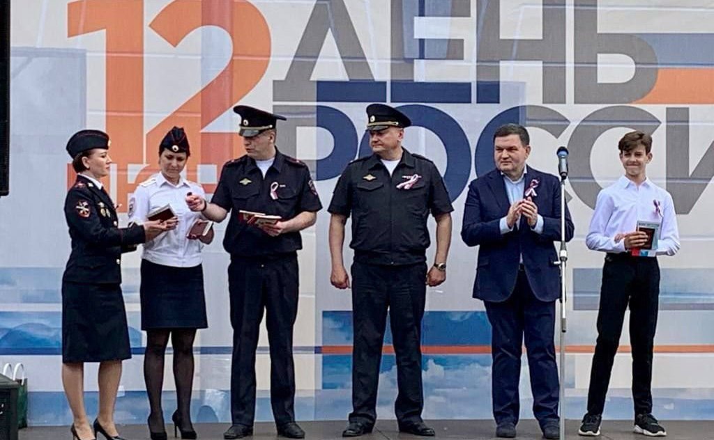 Сергей Перминов поздравил земляков в День России и вручил гатчинцам первые паспорта