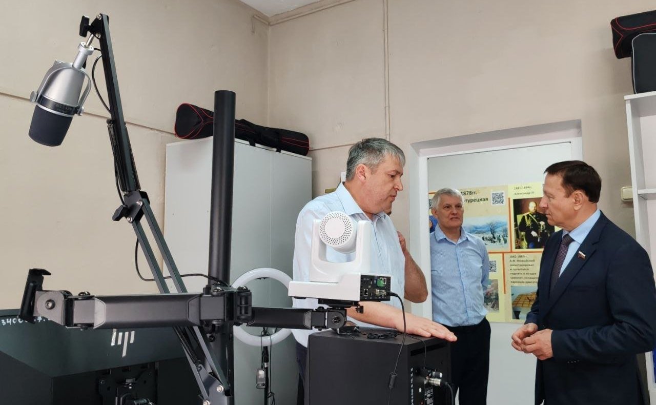 Александр Ролик совершил поездку в Надеждинский район и осмотрел отремонтированное здание школы №4 им. Героя Советского Союза В.Н. Косова в п. Тавричанка