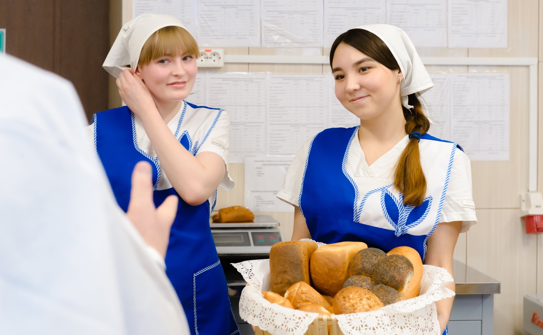 В учебной научно-производственной лаборатории по хлебопечению