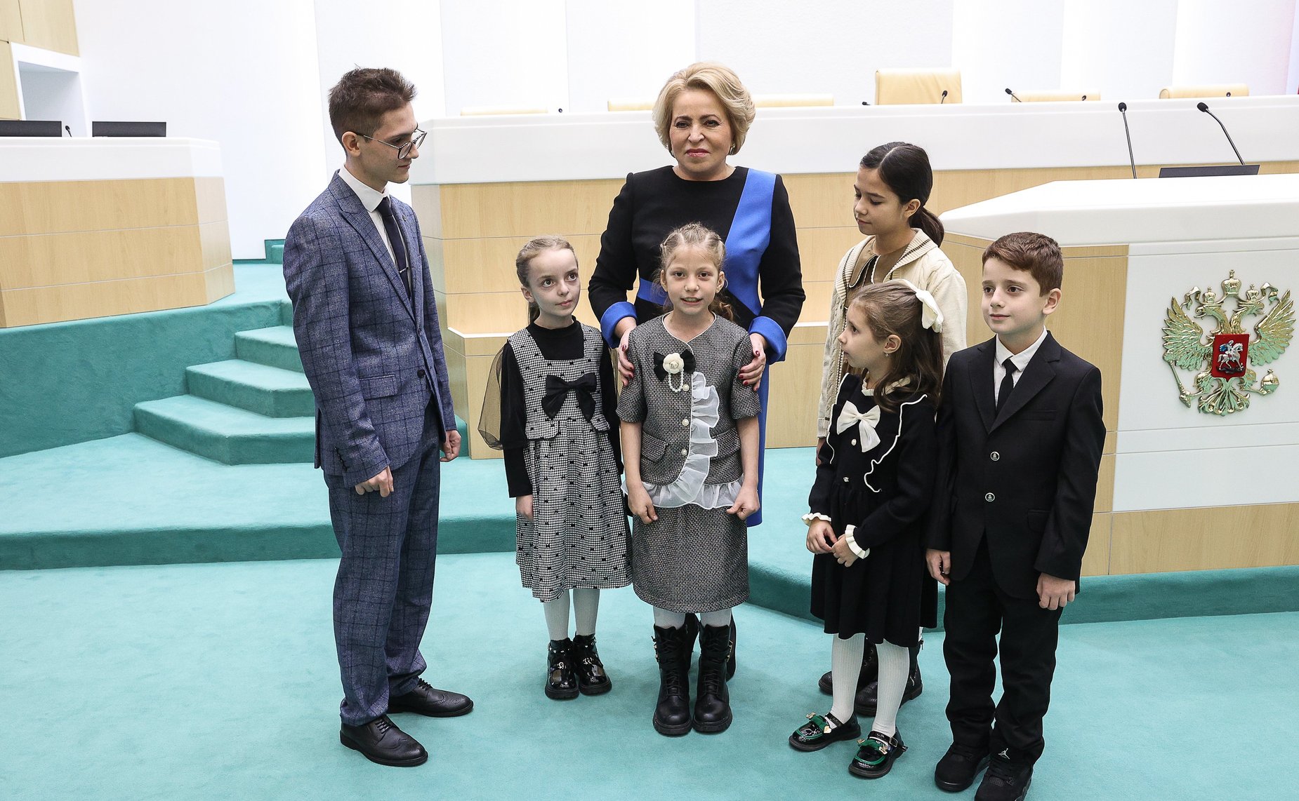 Валентина Матвиенко встретилась с детьми-участниками выставки художественных промыслов, прошедшей в рамках IX Парламентского форума «Историко-культурное наследие России»
