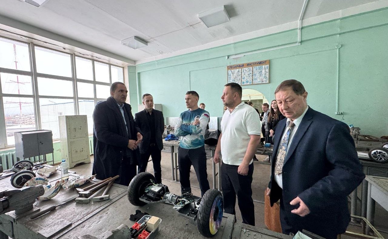 Андрей Хапочкин ознакомился с уникальным проектом, разработанным силами коллектива учебного заведения и волонтерской группы «Верность долгу»