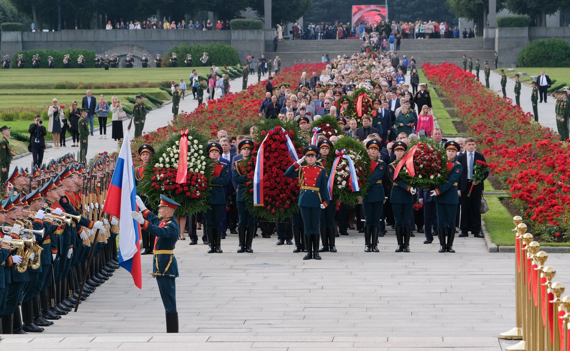 В. Матвиенко приняла участие в возложении венков на Пискаревском мемориальном кладбище