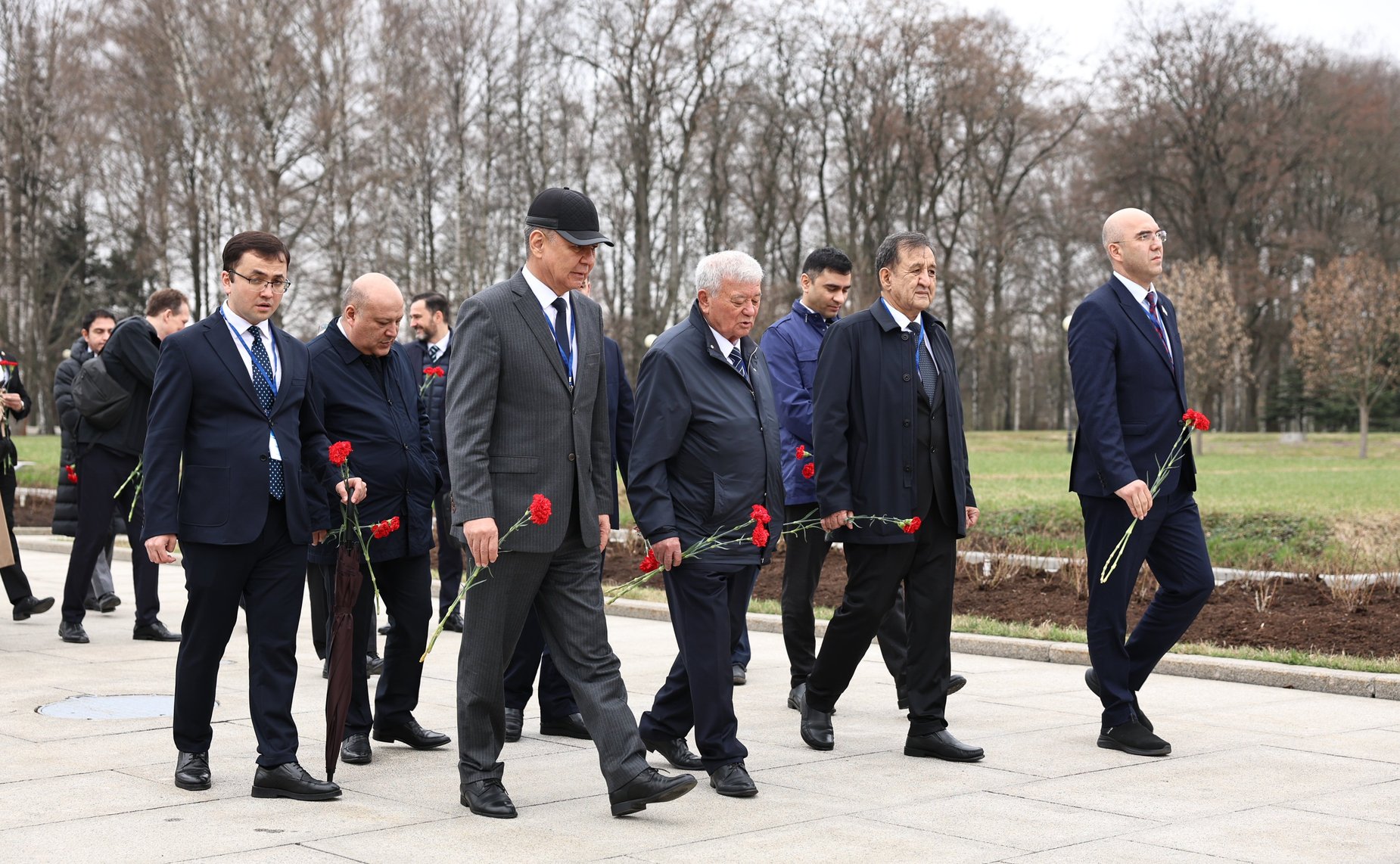 Делегации стран-участниц Межпарламентской Ассамблеи СНГ возложили венки и цветы к Монументу «Мать-Родина» на Пискаревском мемориальном кладбище, а также к памятным плитам государств на Аллее Памяти