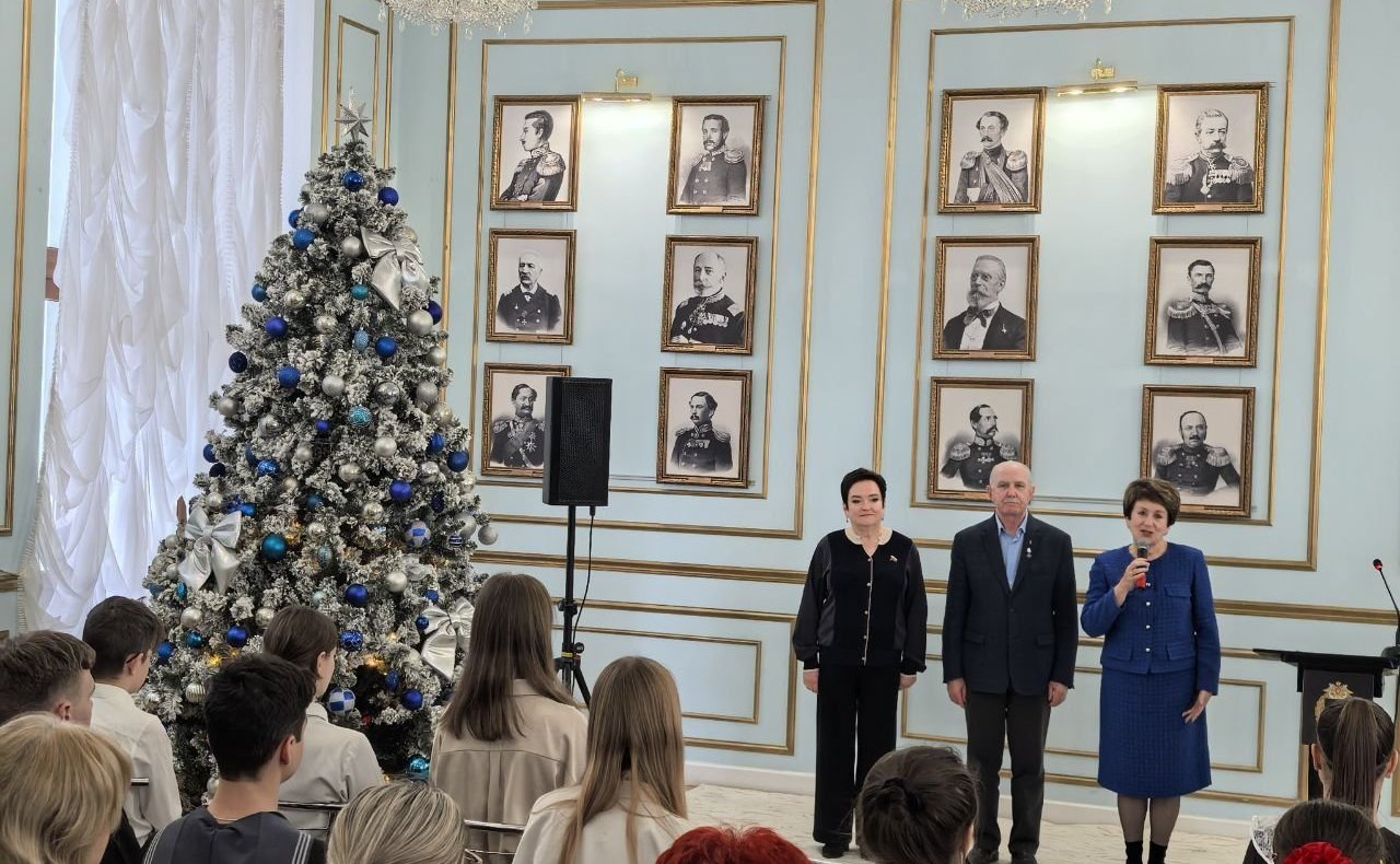 Екатерина Алтабаева совместно с представителем в СФ от законодательного органа государственной власти Севастополя Ларисой Мельник вручили награды севастопольским школьникам