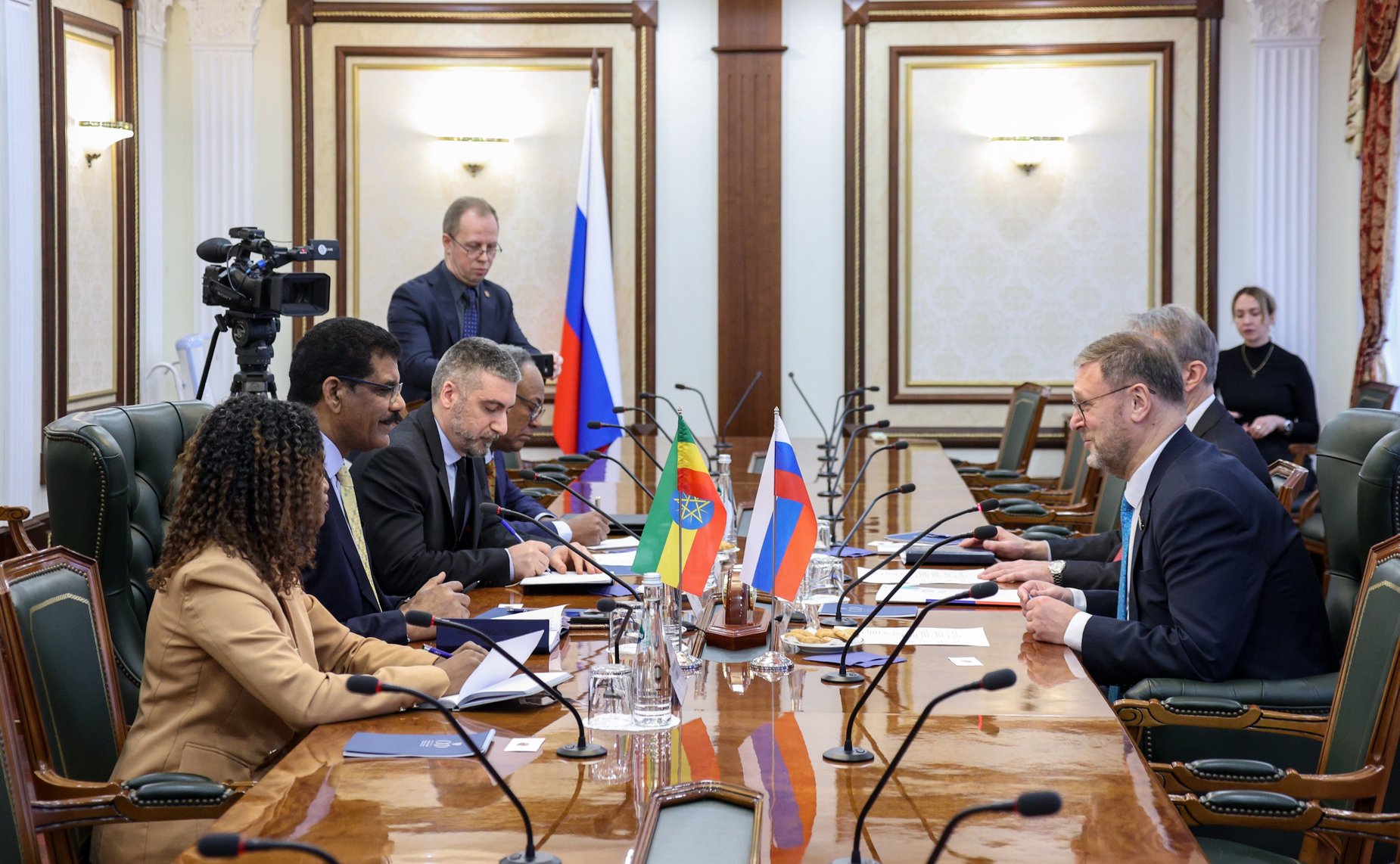 Константин Косачев провел встречу с Чрезвычайным и Полномочным Послом Федеративной Демократической Республики Эфиопии в РФ Генетом Тешоме Жирру