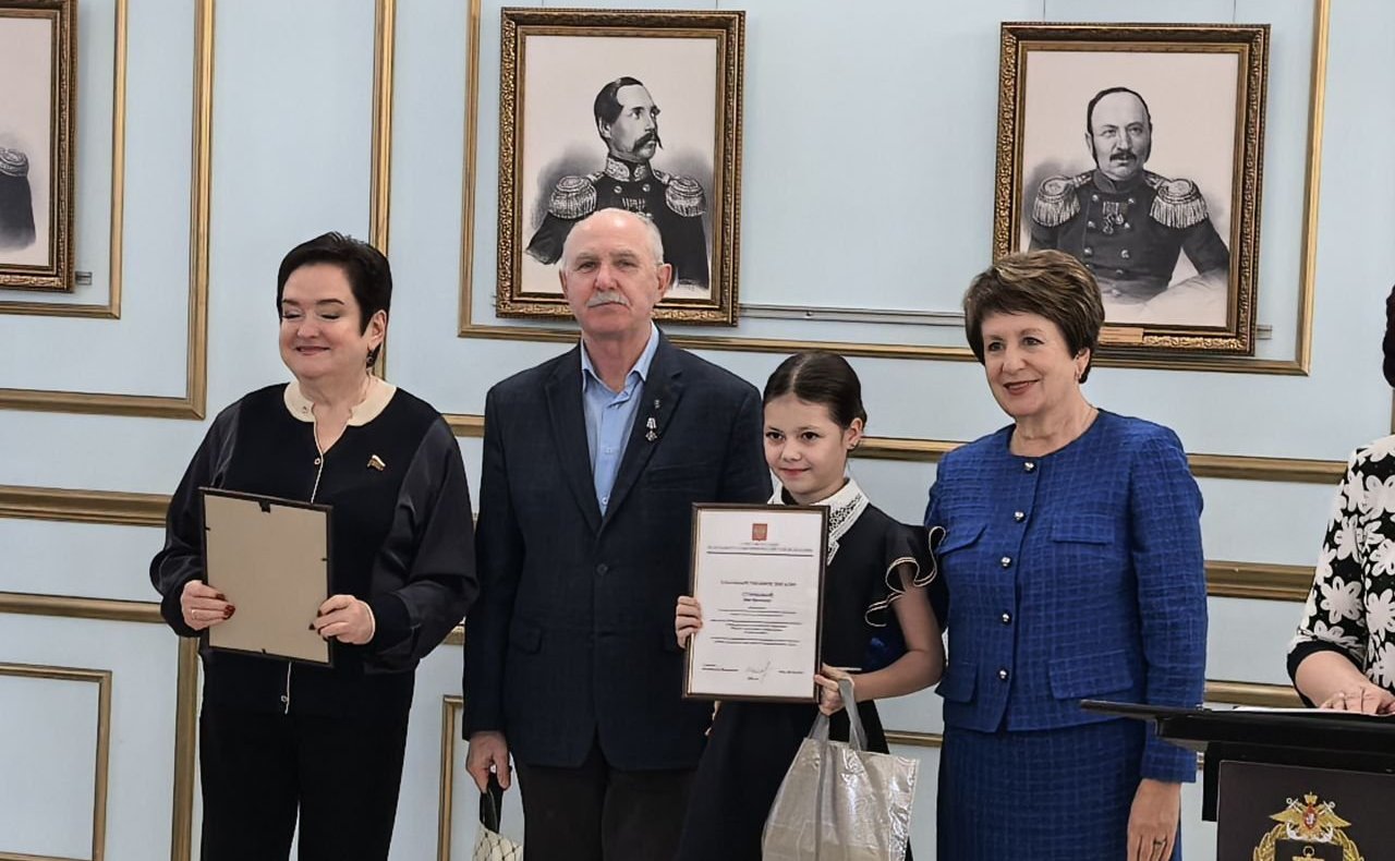 Екатерина Алтабаева совместно с представителем в СФ от законодательного органа государственной власти Севастополя Ларисой Мельник вручили награды севастопольским школьникам