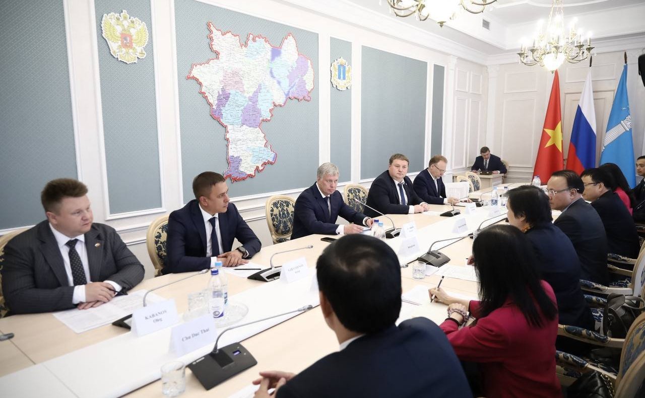 Айрат Гибатдинов совместно с губернатором региона Алексеем Русских провёл встречу с официальной делегацией провинции Нгеан Социалистической Республики Вьетнам