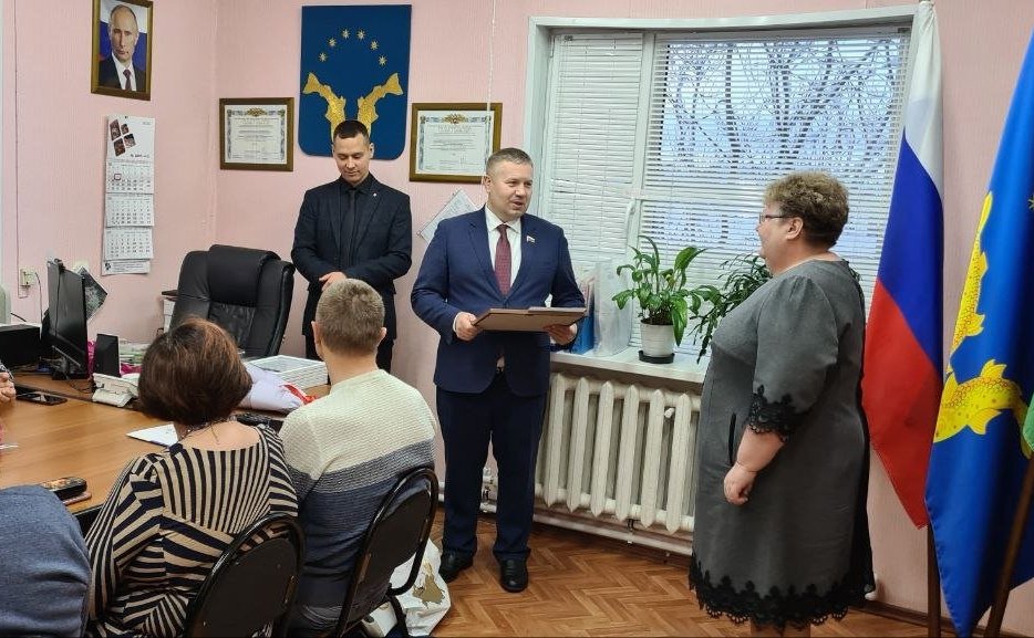 Денис Гусев посетил село Тельвиска Заполярного района