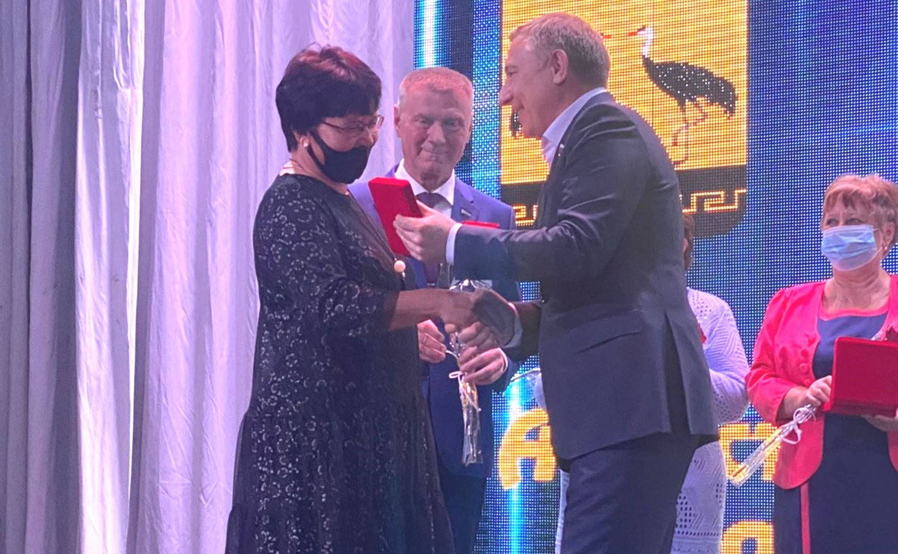 Александр Варфоломеев торжественно вручил почетные грамоты работникам образования