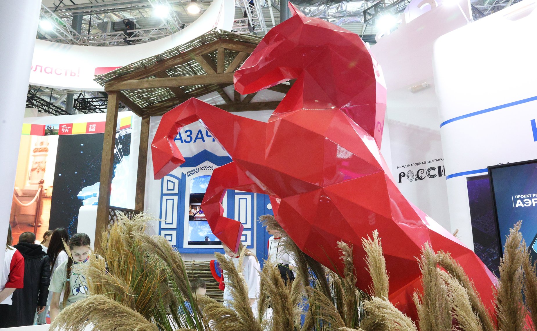 Валентина Матвиенко приняла участие в марафоне Российского общества «Знание», который проходит на Международной выставке-форуме «Россия» на ВДНХ