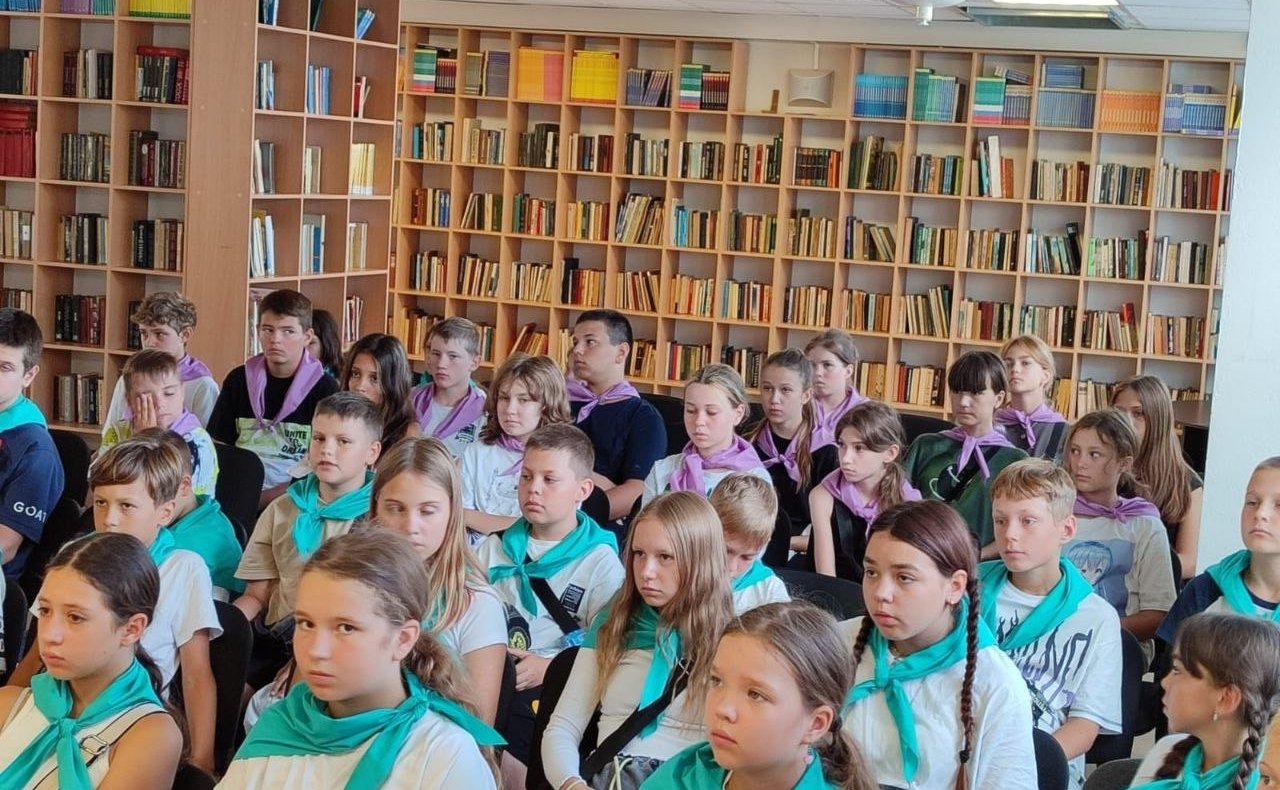 Сергей Колбин вместе с уполномоченным по правам ребенка в городе Севастополе Мариной Песчанской посетил детский оздоровительный лагерь «Ласпи» и принял участие в митинге в память о погибших детях Донбасса