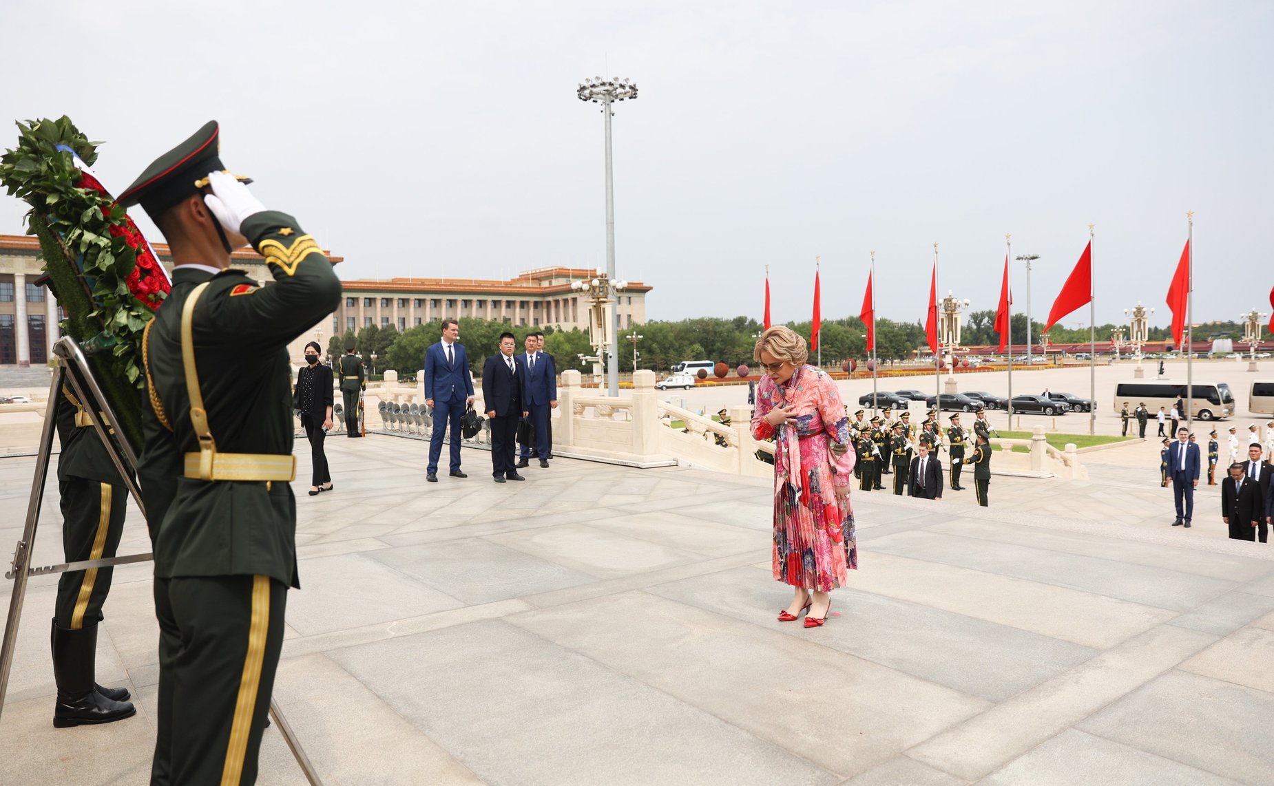 Церемония возложения Председателем Совета Федерации Валентиной Матвиенко венка к Памятнику Народным Героям