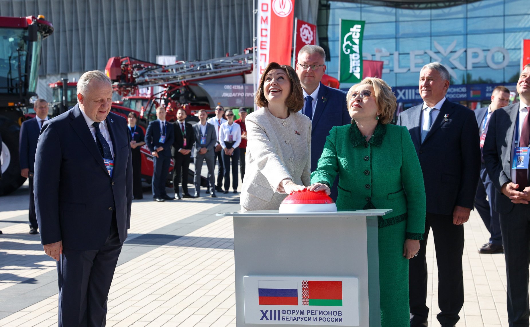 Валентина Матвиенко и Наталья Кочанова ознакомились с экспозицией выставки-ярмарки регионов России и Беларуси