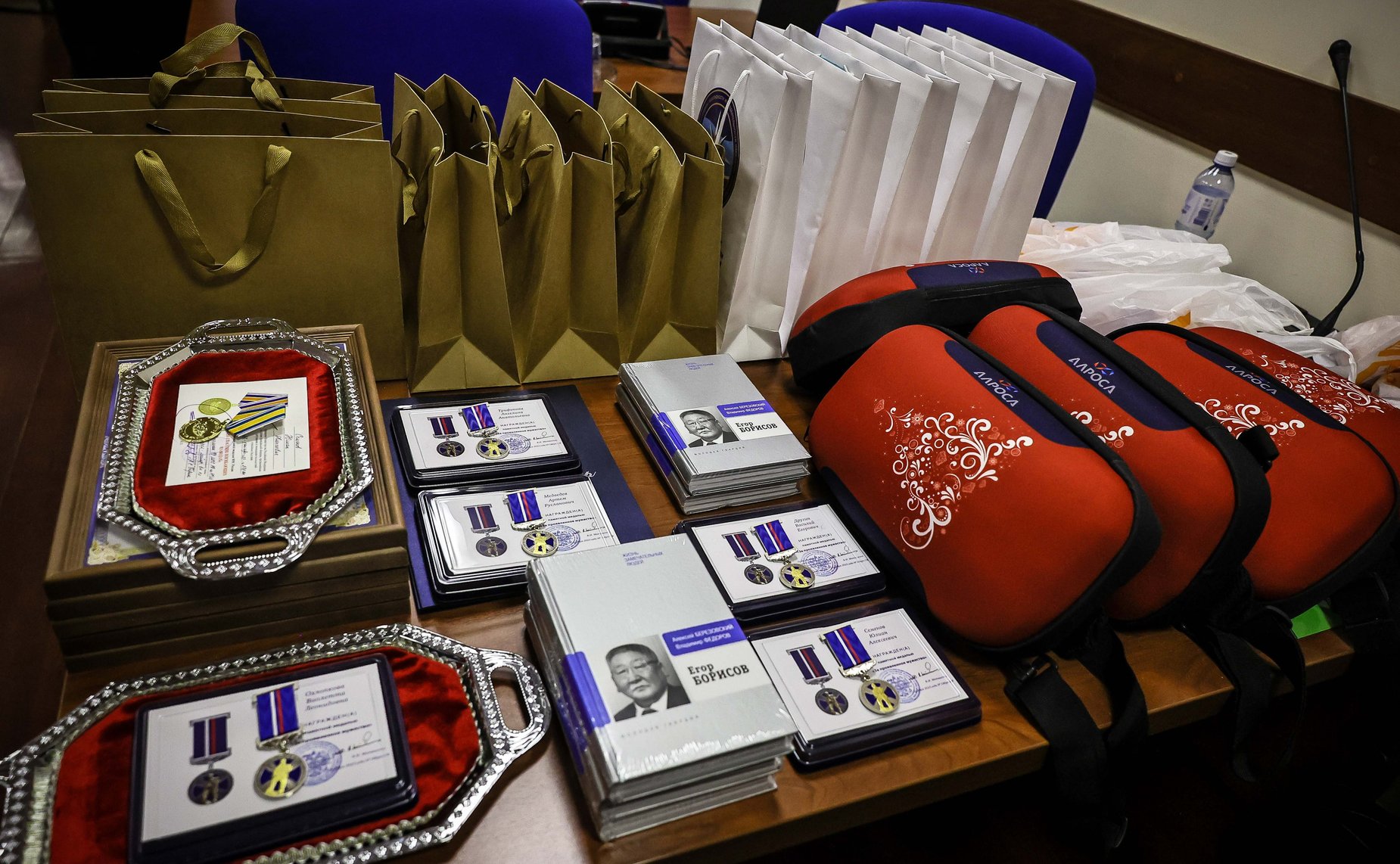 Егор Борисов и Сахамин Афанасьев провели в г. Якутске торжественную церемонию награждения детей-героев