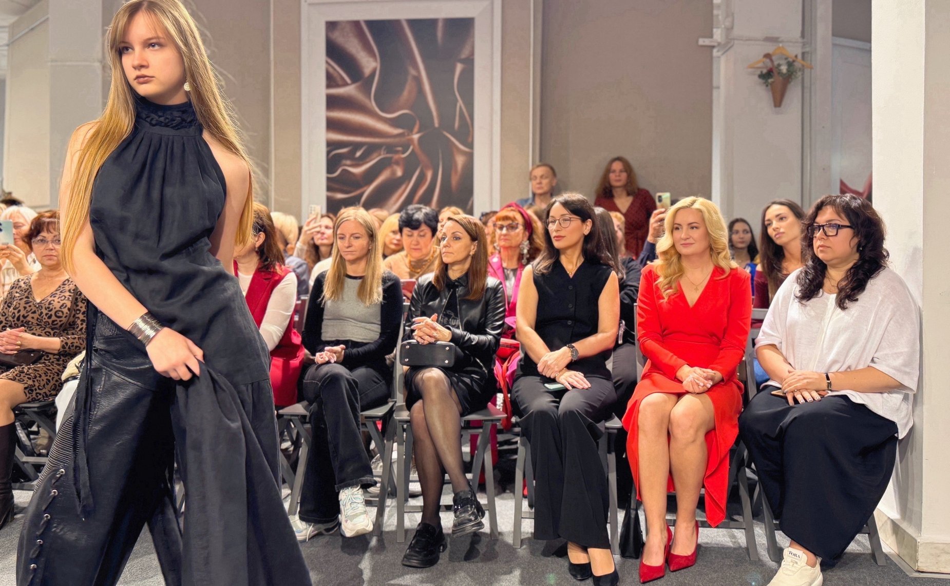 Елена Дягилева поздравила организаторов и участников юбилейного фестиваля молодых дизайнеров «НаМОДнение» в Мурманской области