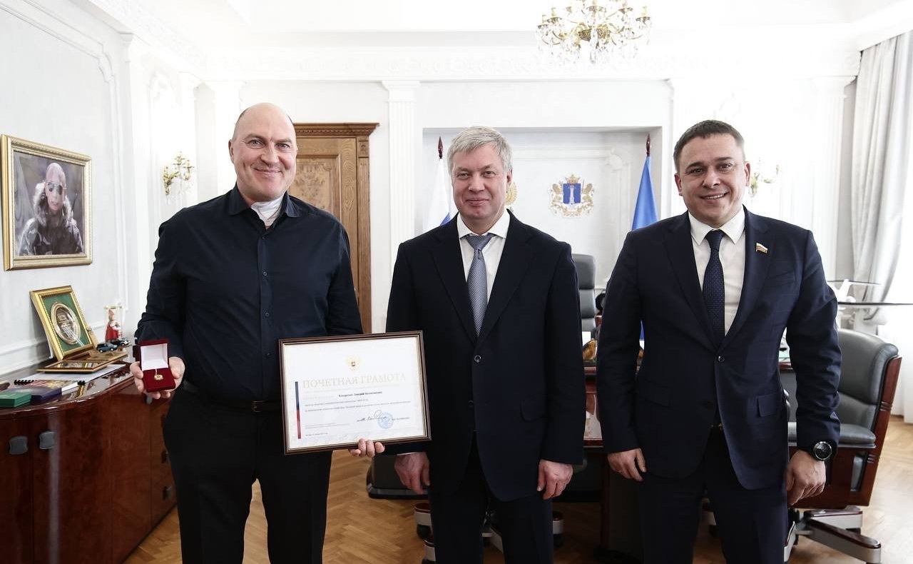 Айрат Гибатдинов совместно с губернатором Алексеем Русских вручил генеральному директору компании «АвтоДом» Дмитрию Кондратьеву Почетную грамоту Совета Федерации