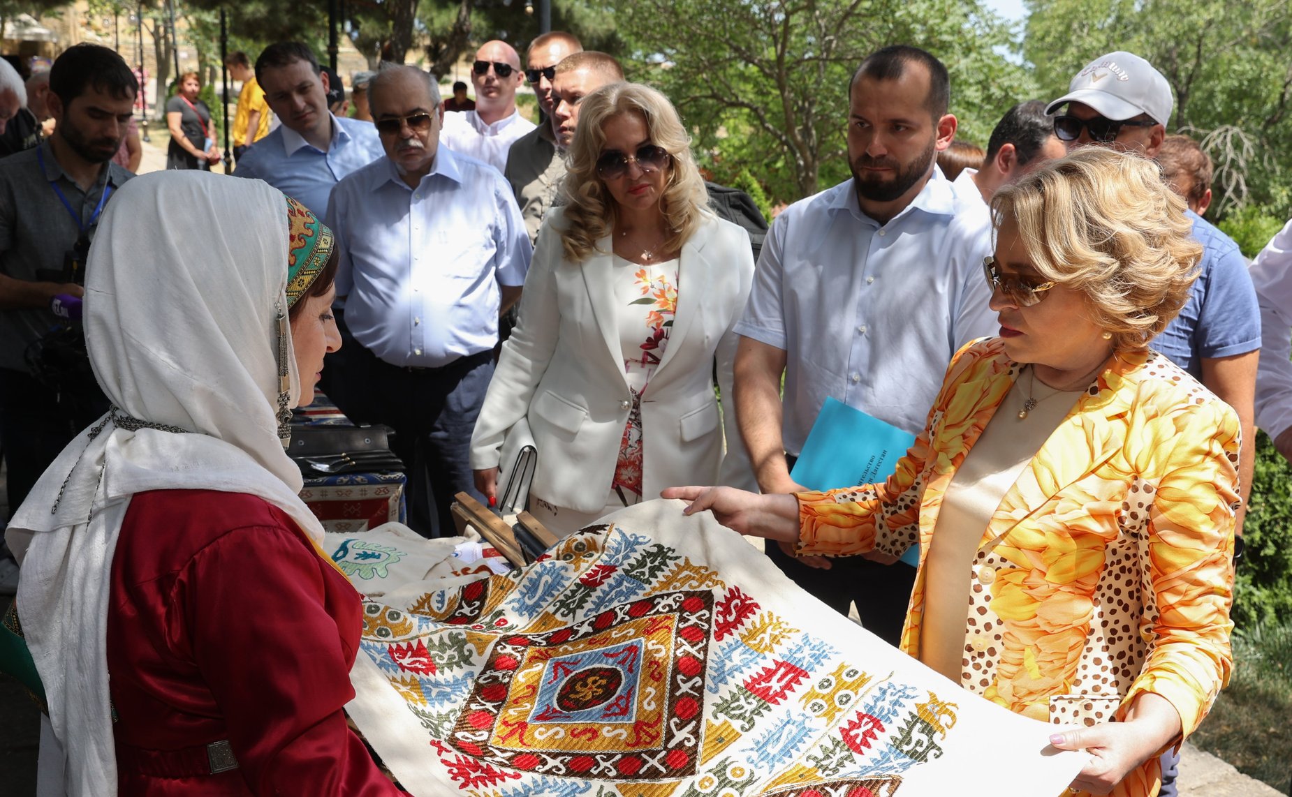 Валентина Матвиенко осмотрела выставку народно-художественных промыслов в Дербенте