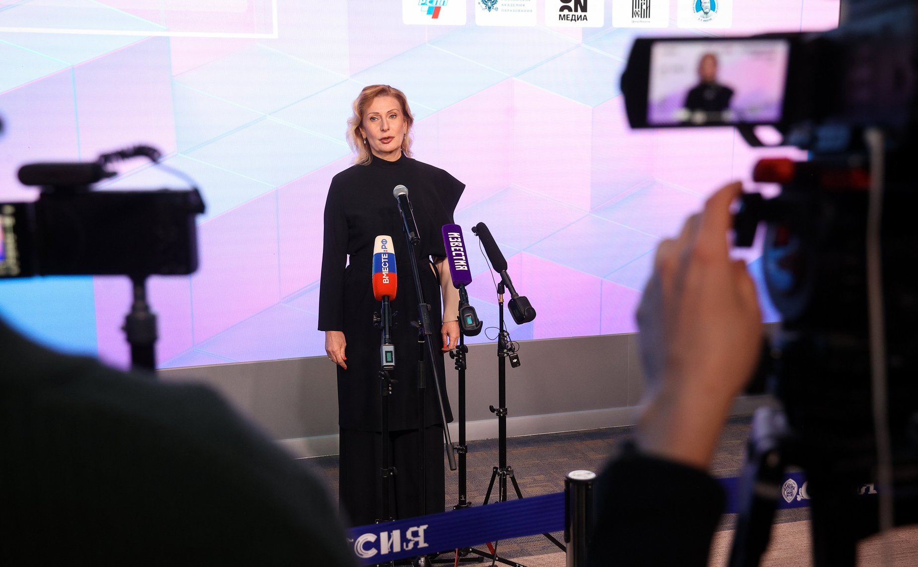 Пресс-подход заместителя Председателя Совета Федерации Инны Святенко по итогам пленарной сессии «Искусство быть здоровым» Конгресса «СМАРТздрав»