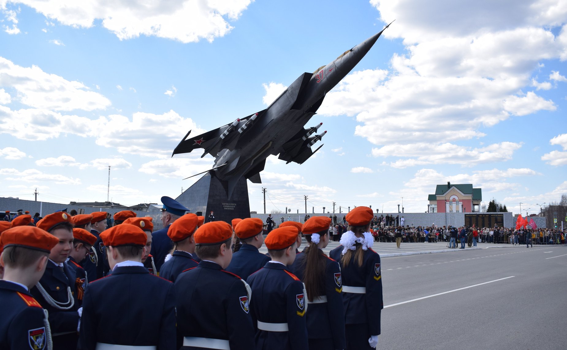 Эдуард Исаков посетил ряд мероприятий, приуроченных к 77-й годовщине Победы в Великой Отечественной войне, и принял участие в шествии «Бессмертный полк» в городе Югорске