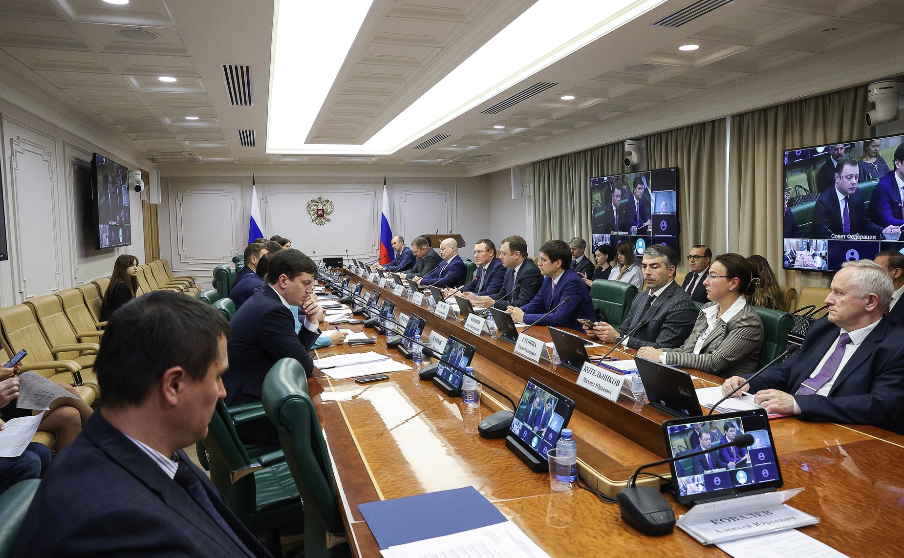 Круглый стол на тему «О мерах поддержки государственных корпораций и акционерных обществ с государственным участием»