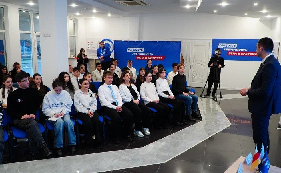 Виталий Назаренко в рамках поездки в регион встретился с активистами регионального отделения Общероссийского патриотического сообщества «Движение первых»