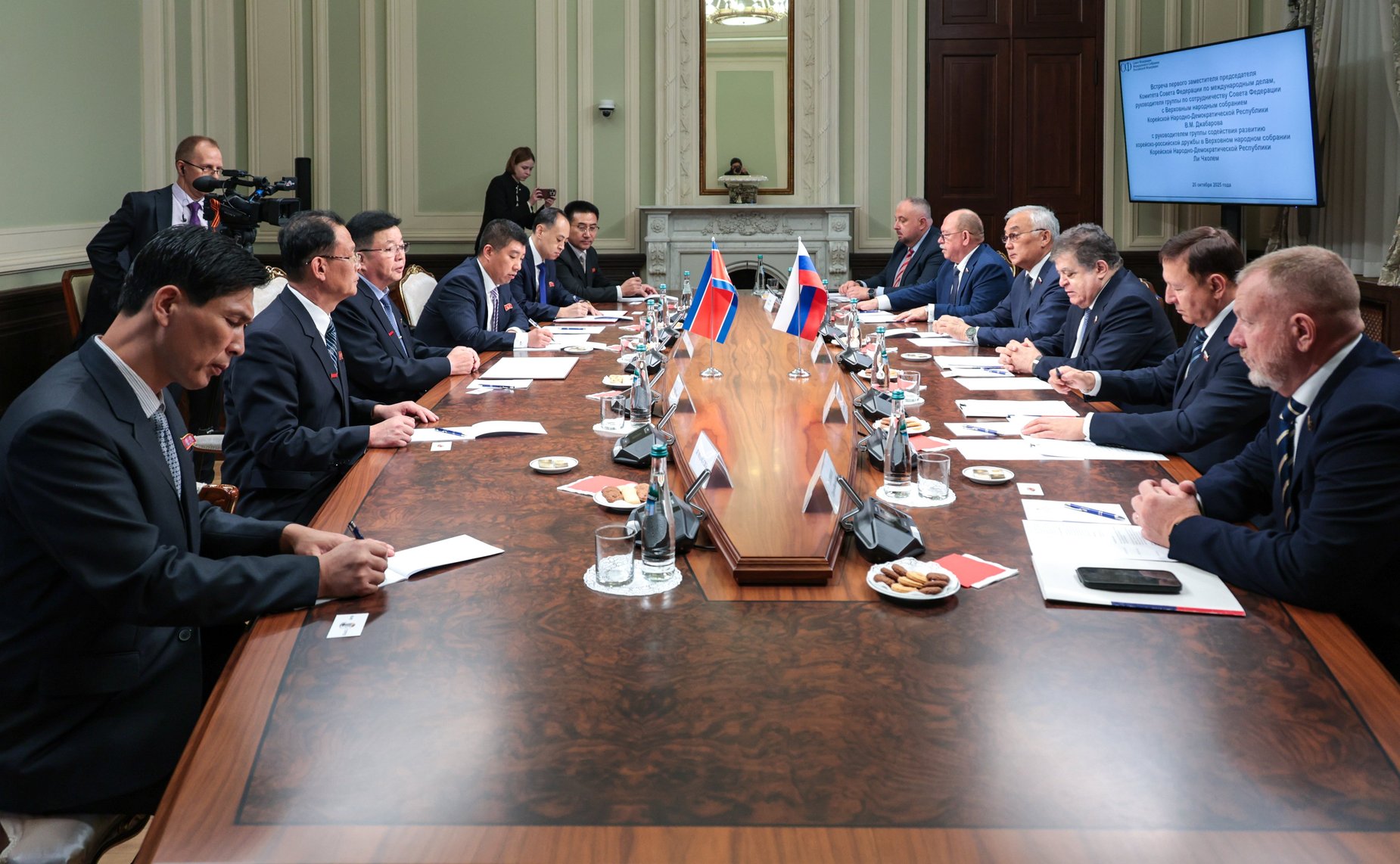 Встреча первого заместителя председателя Комитета СФ по международным делам Владимира Джабарова с руководителем группы содействия развитию корейско-российской дружбы в Верховном народном собрании КНДР Ли Чхолем