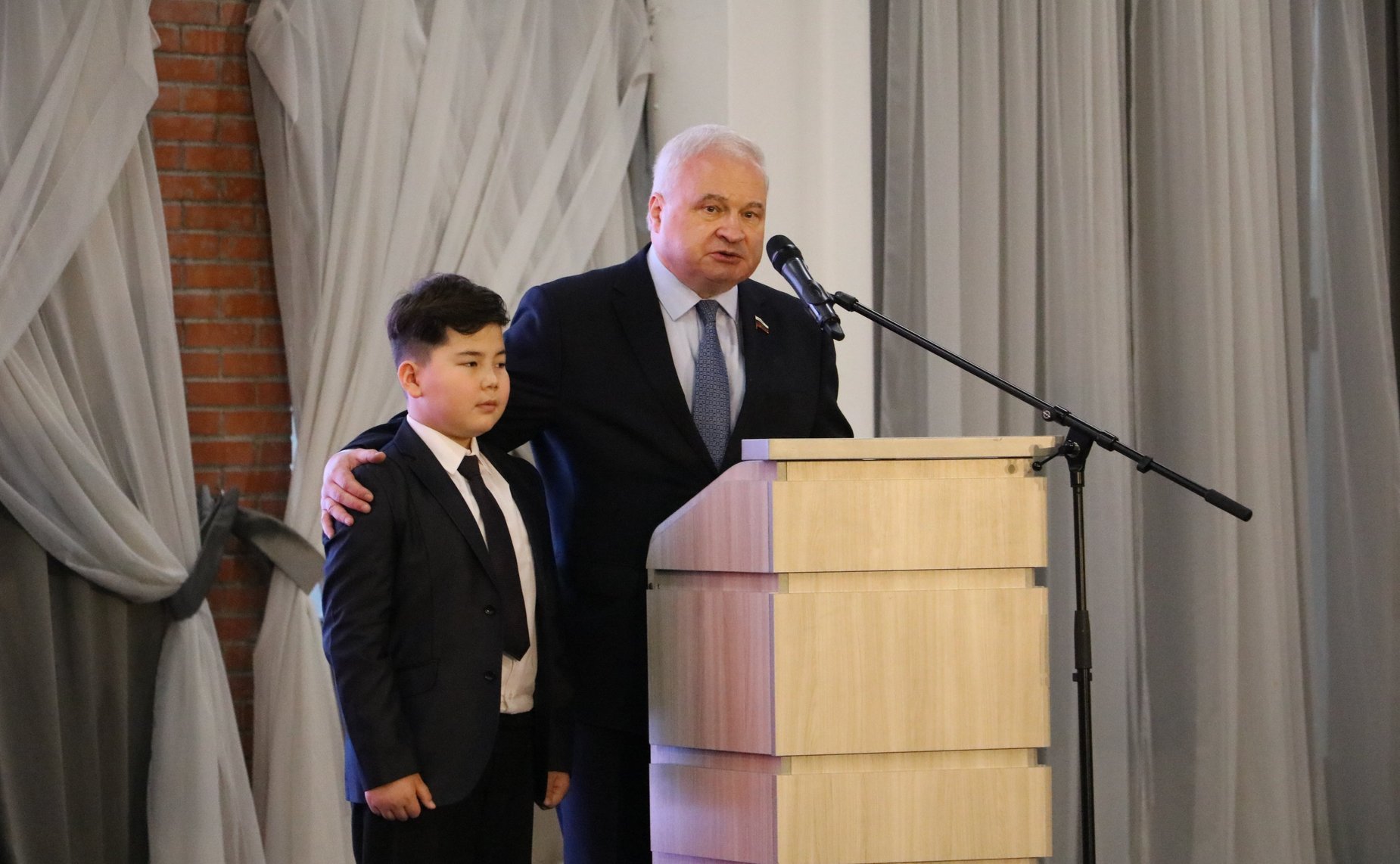 Валерий Радаев и Андрей Денисов в рамках Всероссийского гражданско-патриотического проекта «Дети-герои» наградили 8 юных саратовцев