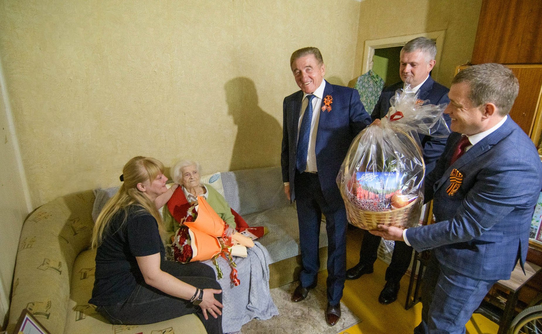 Сергей Лукин вручил регалии «Почётного гражданина города Воронежа» ветерану Великой Отечественной войны