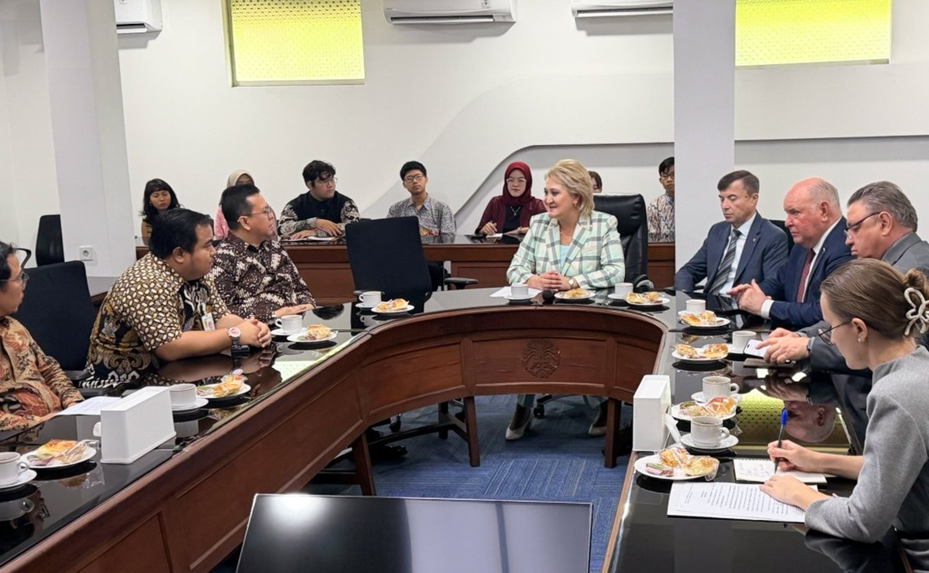 Делегация Совета Федерации посетила Университет Индонезии в Джакарте и провела встречу с руководством учебного заведения и со студентами, изучающими русский язык