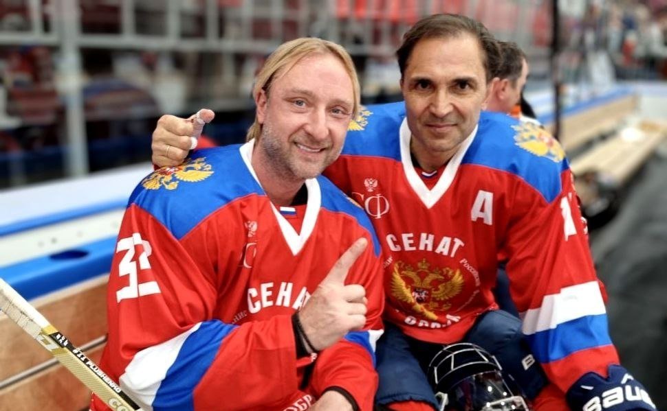 Сенаторы и представители правительства Саратовской области сразились на хоккейной площадке