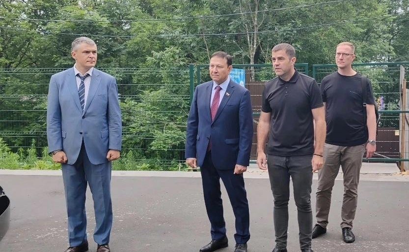 Александр Ролик ознакомился с ходом реконструкции городского парка «Минный городок» и благоустройством парка им. Сергея Лазо во Владивостоке