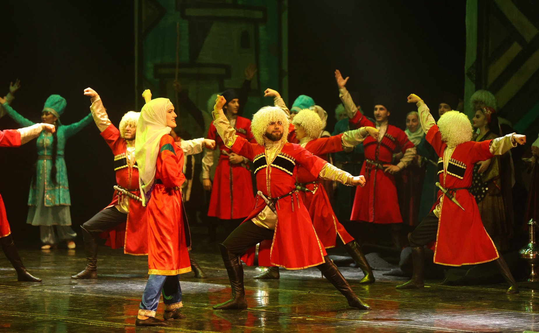 Делегация СФ побывала на фольклорном представлении в Государственном республиканском русском драматическом театре имени М. Горького