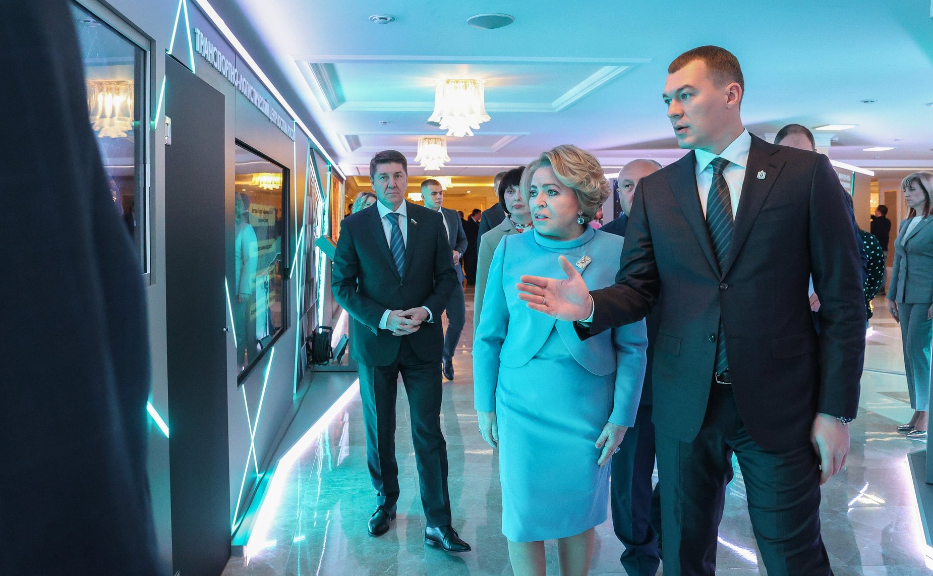 Валентина Матвиенко и Михаил Дегтярев осмотрели выставку, посвященную перспективным направлениям развития Хабаровского края