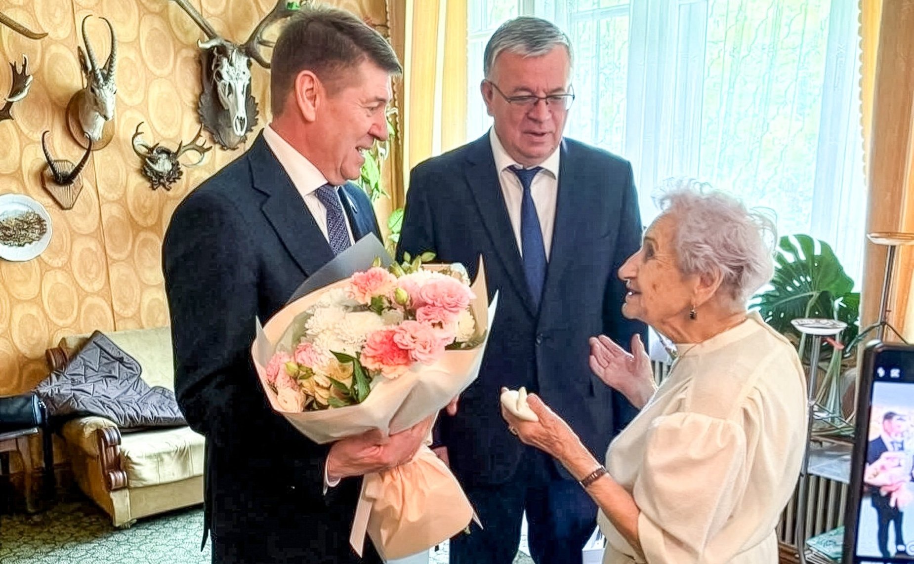 Андрей Шевченко вместе с Генеральным консулом России в Алма-Ате Д. Тураевым навестили ветерана Великой Отечественной войны Тамару Максимову и поздравили её со 102-летием