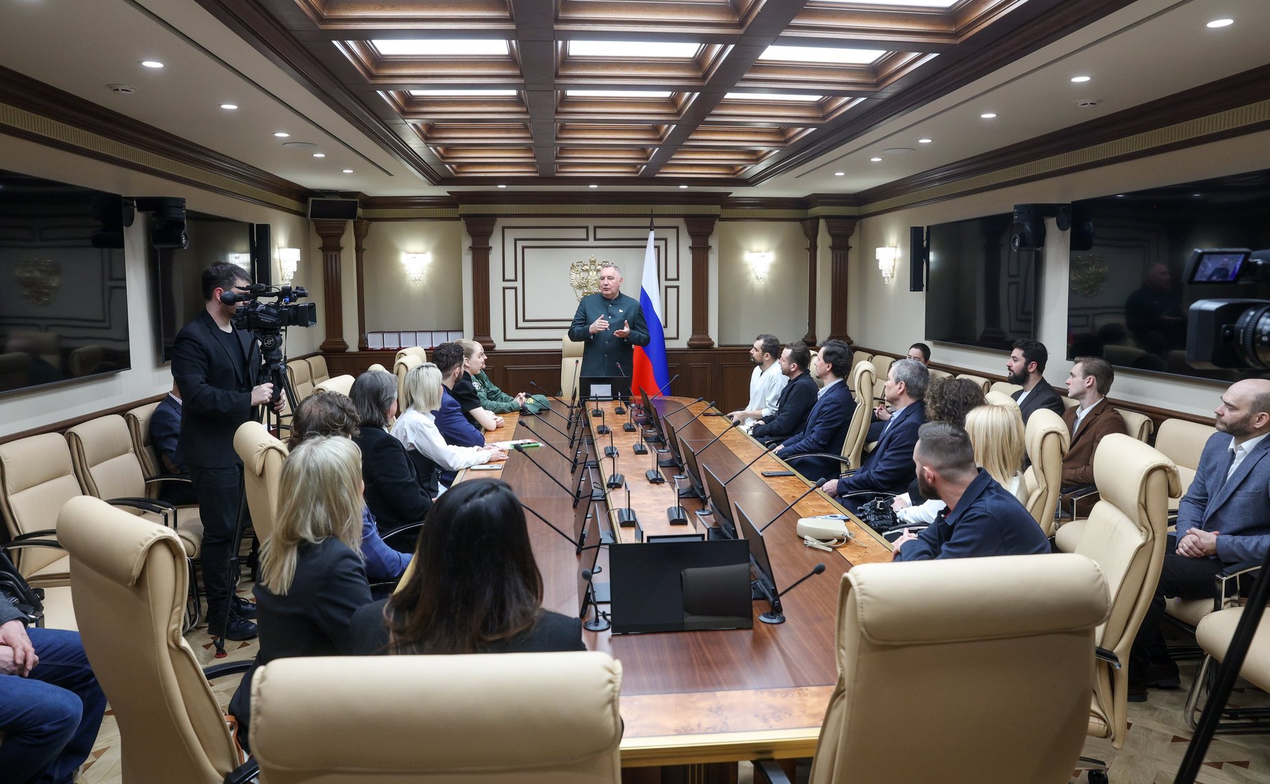 Дмитрий Рогозин встретился со съемочной группой художественного фильма «СВОИ. Баллада о войне» и музыкальным коллективом «Звездный десант»