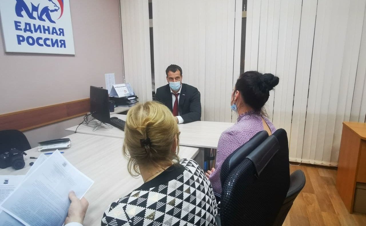 Эдуард Исаков провёл приём граждан по личным вопросам в общественной приёмной в городе Нефтеюганске