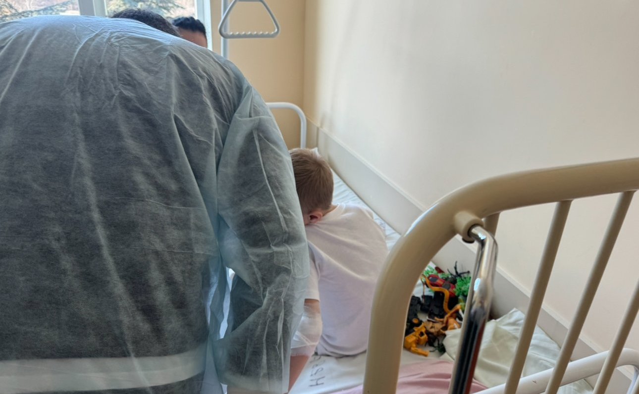 Игорь Кастюкевич посетил два лечебных учреждения республики Крым, где в настоящее время проходят лечение жители Бехтер, пострадавшие в результате обстрела школы со стороны ВСУ