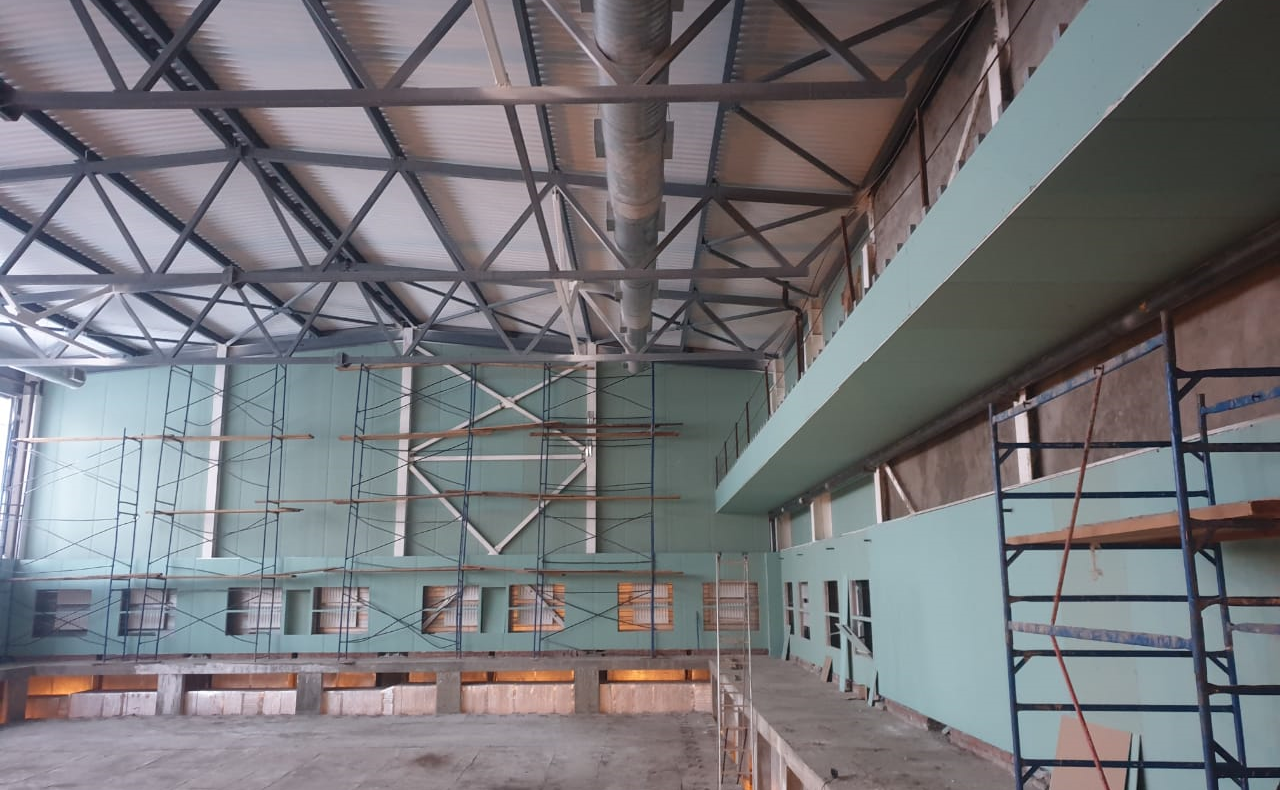 Андрей Чернышев проинспектировал строительство современного бассейна Братского государственного университета