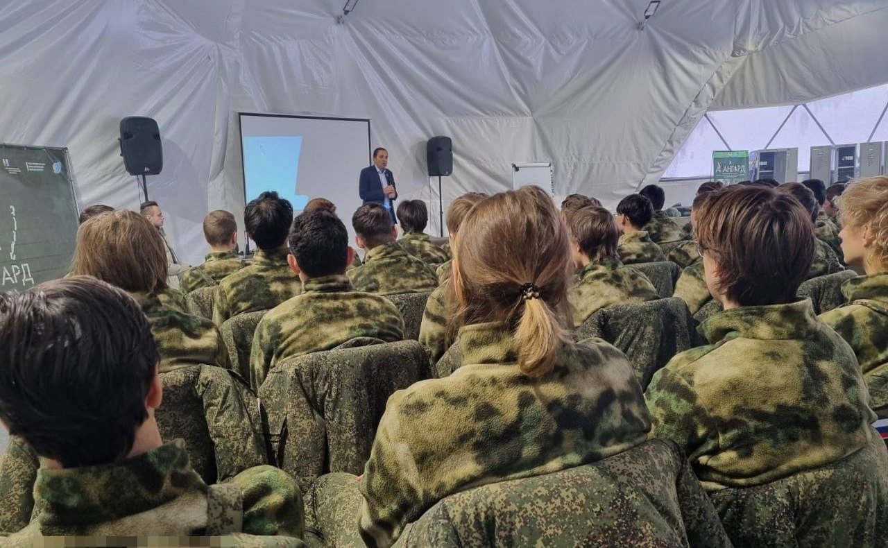 Андрей Хапочкин встретился с инструкторами и курсантами учебно-методического центра «Авангард» на Сахалине