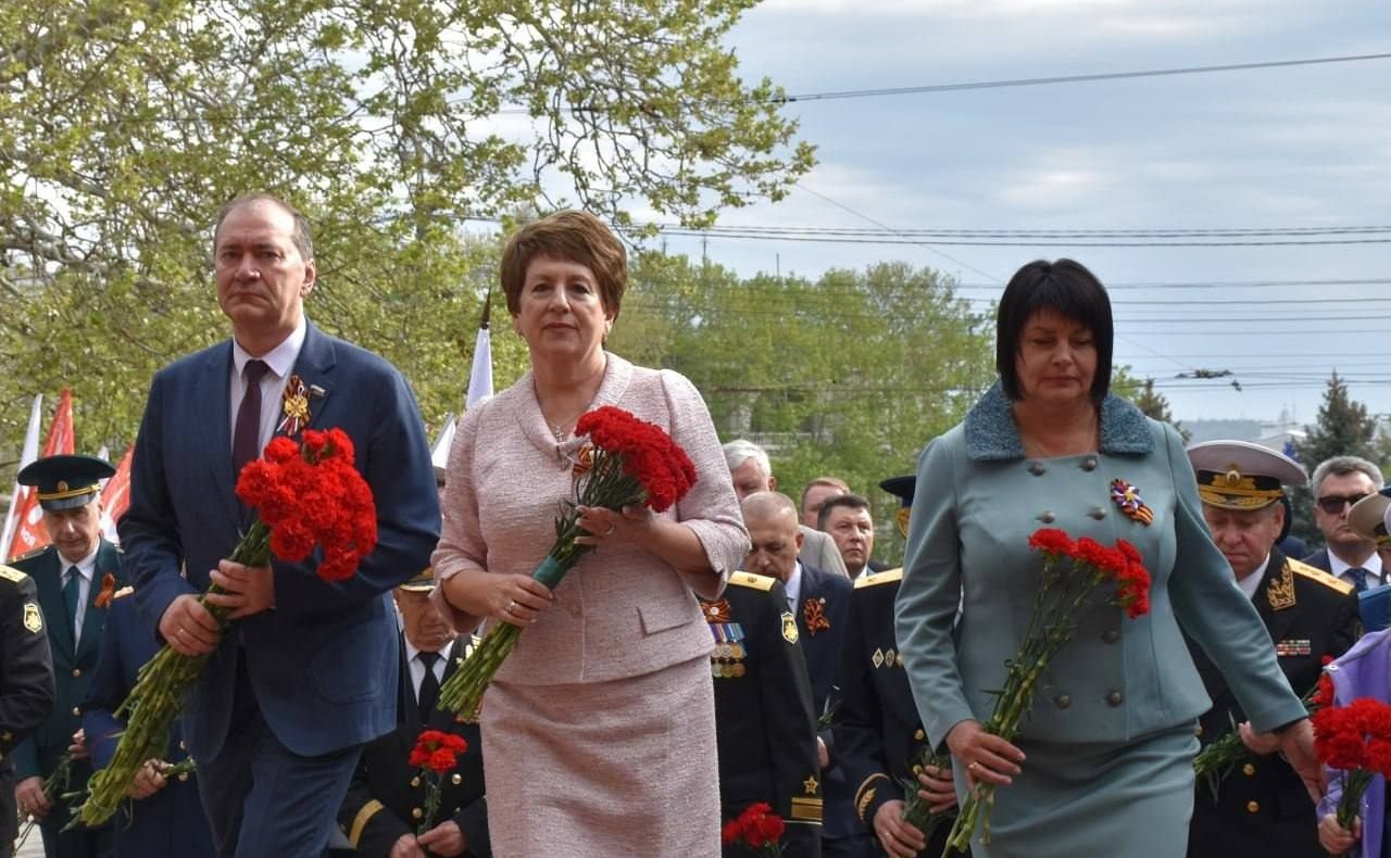 Екатерина Алтабаева приняла участие в церемонии возложения цветов к Вечному огню Мемориала героической обороны Севастополя 1941–1942 годов