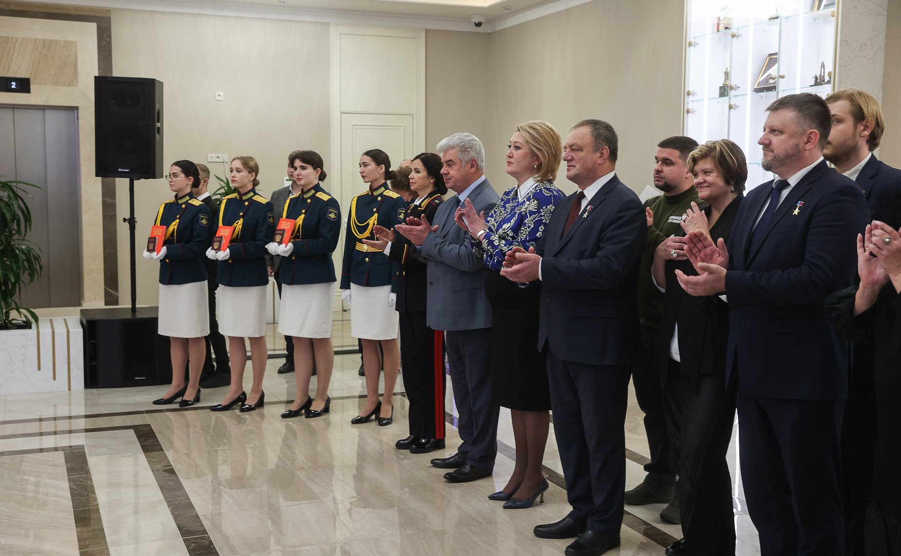 Торжественная церемония вручения паспортов граждан РФ 14-летним жителям Луганской Народной Республики и Херсонской области