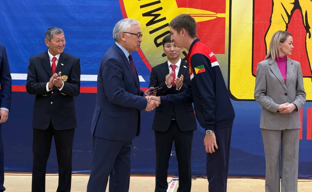 Баир Жамсуев принял участие в открытии международного турнира по стрельбе из лука в Чите